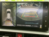 後方確認をサポートするモニター画面。駐車時の安全性を高め、狭い場所でもスムーズな駐車操作を可能にします。運転に自信が持てますね。