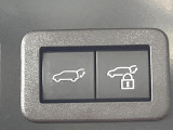 【パワーバックドア】スマートキーや運転席のボタンを押すだけでリアゲートが自動で開閉します!荷物を持っている時や、高い位置にあるバックドアを閉める際に便利な機能です♪
