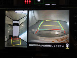 パノラミックビューモニター付きです。車両を上から見たような映像をモニター画面に表示。運転席からの目視では見にくい、車両周辺の状況をリアルタイムでしっかり確認できます。