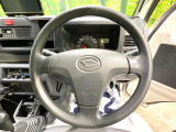 インテリアに合わせたデザインのステアリングは、運転される方のことも考え、運転しやすい形状、大きさです。是非一度、実際に触ってお確かめください。