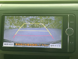 狭い場所でも安全に駐車をサポート。後方の状況を鮮明に映し出し、運転の負担を軽減します。