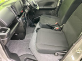 運転席からの眺めは良好で、周囲の状況を把握しやすいです。操作しやすい配置のスイッチ類も使い勝手が良いですね。快適な運転をサポートします。