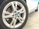 ●純正16インチアルミホイール:輸入車ならではの卓越した走りを支えるホイールと足回りです!日本車の走りに慣れている方にもぜひ体感して頂きたいほど、高いレベルでまとまっていま
