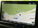 見やすい地図表示で、目的地へのナビゲーションをサポート。スムーズなルート案内で、初めての場所でも安心です。渋滞情報も確認できます。