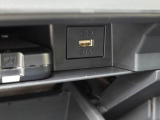 USBソケット。スマホの充電などができます。