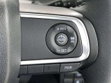 クルーズコントロール機能が付いています。 速度を設定するとアクセルを踏まなくても一定の速度で走ることができます。  高速道路ではとても便利な装置なんです。