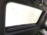 【サンルーフ】開放感たっぷりの希少装備、サンルーフが装着されています!車内に明かりを取り入れたり景色を楽しむ以外にも、車内の空気も簡単に換気できて快適です!