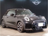 MINIのフロントグリルのデザインはイギリスで生まれた当初から、シルバーのサイドバーが折り重なった伝統的なデザインで御座います。その伝統はBMWのお車になってからでも少しずつ形を変えて守られております