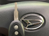 【キーレス】少し離れた場所からでもボタン一つでドアの開錠・施錠ができるのでとっても便利!ドアの鍵穴周りに傷をつけることもありません♪