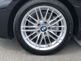 BMW純正17インチホイール。洗練されたデザインで、足元の個性を引き立てます。