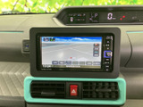 目的地までスムーズに案内。高精細な画面で、運転中の情報収集をサポートします。道に迷う心配なく、快適なドライブをお楽しみいただけます。