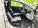 広々とした室内空間が魅力です。運転席からの視界も広く、運転操作もスムーズに行えます。快適な運転環境を提供します。