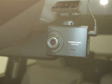 【ドラレコ前】今では車の必需品です。運転中の映像や音声を記録して残します。事故などが起きた場合の証拠になるので、もしもの時に役立ちます。
