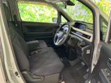 運転席は広々としており、ゆったりと運転に集中できます。視界の広さも確保され、運転のしやすさを追求しました。