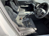 ◆運転席/ムダを排し、ドライビングに集中できる環境を実現。マテリアルの高級感は、満足度の高さに直結します