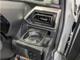 便利なカップホルダーを装備しています。 缶ジュースを開けて運転していると振動で倒れないかヒヤヒヤ、意外と置き場に困るもの。 意外に重要な装備ですね。