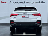 Audiのリヤディフューザーは、車両の後方での空気の流れを整え、乱流を減少させることで、走行安定性を向上させます。またスポーティで洗練された外観を提供し、全体のスタイルに一体感を持たせます。