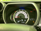 視認性の高いメーターパネルが、運転に必要な情報を的確に伝達します。速度や燃費など、走行状況を一目で把握できるので、安全運転に貢献します。