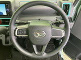 握りやすい形状で、運転操作を快適にします。操作性に優れたスイッチ類を配置し、運転中でも直感的に操作可能です。