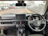 運転席からの視界は良好で、運転操作もスムーズに行えます。シンプルなデザインで、落ち着いた空間を演出しています。