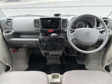 運転席からの視界は広く、運転操作もスムーズに行えます。シンプルなデザインで、すぐに馴染める空間です。