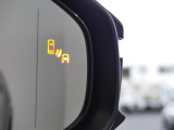 隣車線を走る車両をレーダーで検知し、ドアミラーでは確認しにくい後側方エリアに存在する車両に加え、急接近してくる車両も検知します。車両を検知するとドアミラーに搭載されたLEDインジケーターが点灯します。