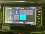 ラジオやCD、Bluetooth接続など、多彩なソースに対応。お好みの音楽を車内で楽しめます。シンプルで直感的な操作性も魅力です。