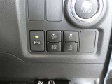 コーナーセンサーを車の前後に装備。障害物までの距離に応じて警告音を変えてお知らせ。縦列駐車時や駐車場・車庫などでの取り回しをサポートします。詳細は販売店スタッフまでおたずねください。