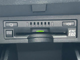 【ETC2.0(DSRC/ITSスポット)】ETCカードを挿入すれば料金所はノンストップで通過できます。ETC限定の割引や、高速道路の情報提供サービスを利用できます。