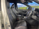 運転席シート廻りは使用感も少なく、良好な状態となっています。前オーナー様が丁寧に使っていたことがよくわかりますね。