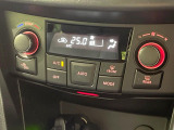 【オートエアコン】一度お好みの温度に設定すれば、車内の温度を検知し風量や温度を自動で調整。暑い&hellip;寒い&hellip;と何度もスイッチ操作をする必要はありません。快適な車内空間には必須の機能ですね♪