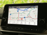 高精細な地図で、目的地までスムーズに。渋滞情報もリアルタイムで表示し、最適なルートをご案内します。運転に集中できます。