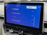 スマートフォンとの連携機能も搭載。BluetoothやUSB接続で、お気に入りの音楽やアプリを車内で楽しめます。情報も一目で確認可能です。