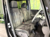 運転席まわりには十分なスペースがあり、大柄な方でもゆったり運転していただける環境です。