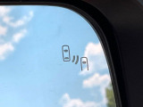 【ブラインドスポットワーニング】走行中、ドアミラーの死角になりやすい箇所に後続車が接近するとサイドミラー付近に警告を表示、ドライバーに注意喚起をしてくれます。