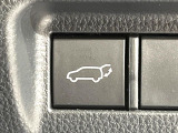 【パワーバックドア】スマートキーや運転席のボタンを押すだけでリアゲートが自動で開閉します!荷物を持っている時や、高い位置にあるバックドアを閉める際に便利な機能です♪