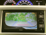 後方視界をサポートするモニターで、駐車や車庫入れがより安全に。狭い場所でも安心して操作できます。運転に自信がない方にもおすすめです。