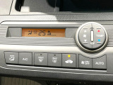 【オートエアコン】一度お好みの温度に設定すれば、車内の温度を検知し風量や温度を自動で調整。暑い&hellip;寒い&hellip;と何度もスイッチ操作をする必要はありません。快適な車内空間には必須の機能ですね♪