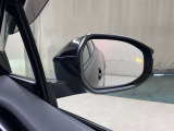 ウインカーミラーにはBSM(ブラインドスポットモニター)を搭載。隣を走る車両が死角に入るとLEDインジケーターを点灯。また、ウィンカーを出すとインジケーターも光って点滅!注意を促してくれます