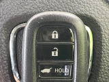 【Hondaスマートキー】カバンやポケットに入れたままでもドアの施錠・解錠が可能なスマートキーを装備。エンジンのオン・オフ時もカギを取り出す必要が無いからとっても便利です♪