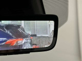 デジタルインナーミラーが付いています。車両後方カメラの映像をインナーミラー内のディスプレイに表示。