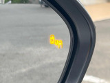 【ブラインドスポットモニター】走行中、ドアミラーの死角になりやすい箇所に後続車が接近するとサイドミラーのレンズに警告を表示!ドライバーに注意喚起をしてくれます。
