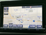 鮮明な地図表示で、スムーズなナビゲーションを実現。道に迷う心配なく、目的地まで安心して到着できます。安全運転をサポートします。