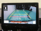 車両後方の映像を映すバックモニター。進路を確認しながら安全に車庫入れできます。