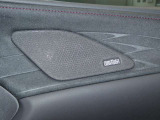 【マークレビンソン】高級オーディオブランドである『Mark Levinson』のスピーカーを搭載しております。レクサスの静粛性に合わせチューニングを施すことで、臨場感のある音質を実現しております。