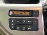 【オートエアコン】一度お好みの温度に設定すれば、車内の温度を検知し風量や温度を自動で調整。暑い&hellip;寒い&hellip;と何度もスイッチ操作をする必要はありません。快適な車内空間には必須の機能ですね♪