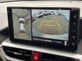 後方の状況を安全確認できるバックモニター。狭い道や駐車時も、より安心して操作できます。ガイドライン付きで、的確な駐車をサポートします。