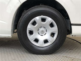 タイヤサイズは195/80R15です