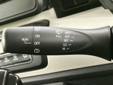 雨天時も視界を確保できる操作性。フロントガラスの拭き取り具合を細かく調整でき、運転に集中できる環境をサポートします。操作感も滑らかです。