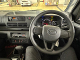 運転席まわり。スイッチやレバー等が使いやすく配置されています。